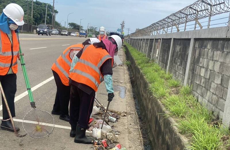 桃園市大園交流道周邊科技執法上路 亂丟垃圾已取締35件