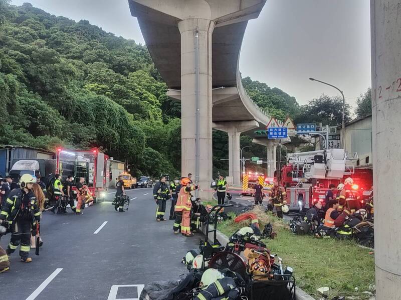 三鶯線高架下修車廠火災 消防連夜滅火不影響行車