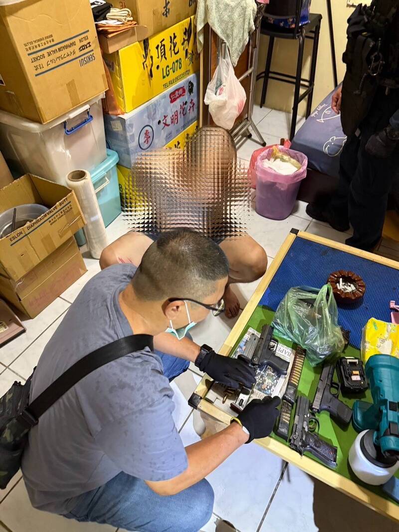 穿內褲大逃亡!擁槍毒犯遇攻堅拆抽風機 鑽小窗竄工廠仍栽了