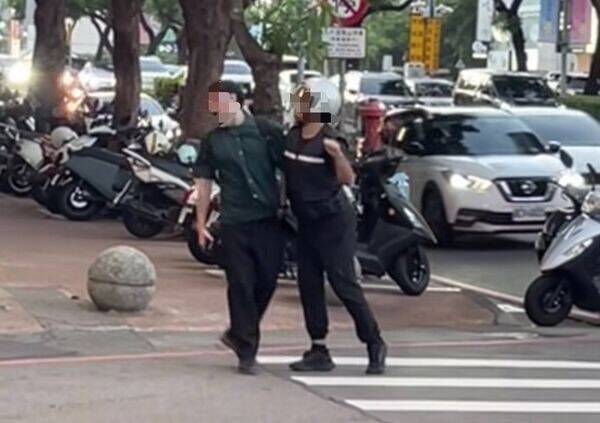 台中行車糾紛變「胸戰」!胸口猛頂貼臉嗆 網歪樓:快親起來了