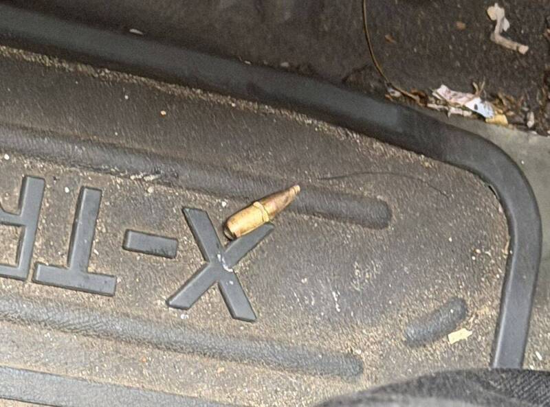 陸軍十軍團打靶流彈亂飛? 垃圾車駕駛座竟飛進疑似步槍彈頭