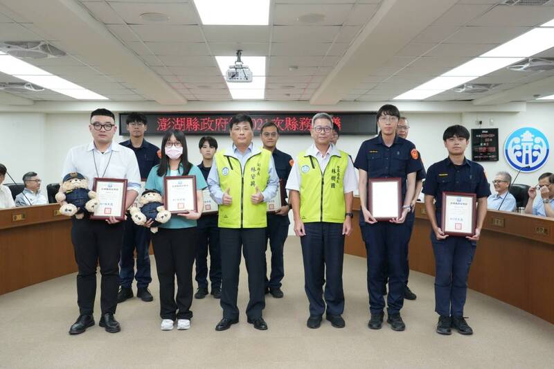 澎湖縣務會議 表揚上半年績優個人及團隊