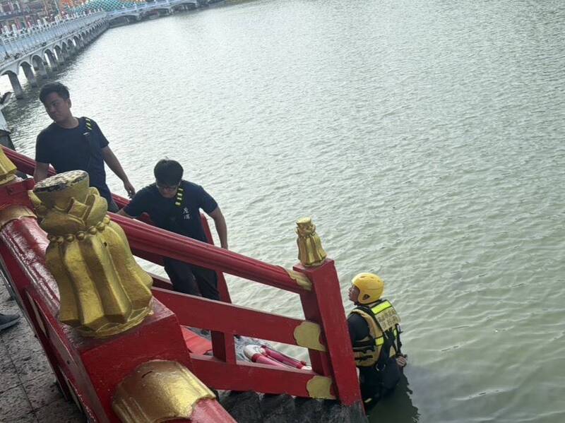 蓮池潭連2天有人落水 74婦送醫搶救