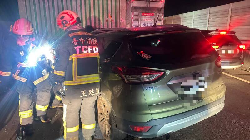 驚悚!西濱台中段轎車衝入聯結車底 車頭全毀駕駛無心跳搶救中