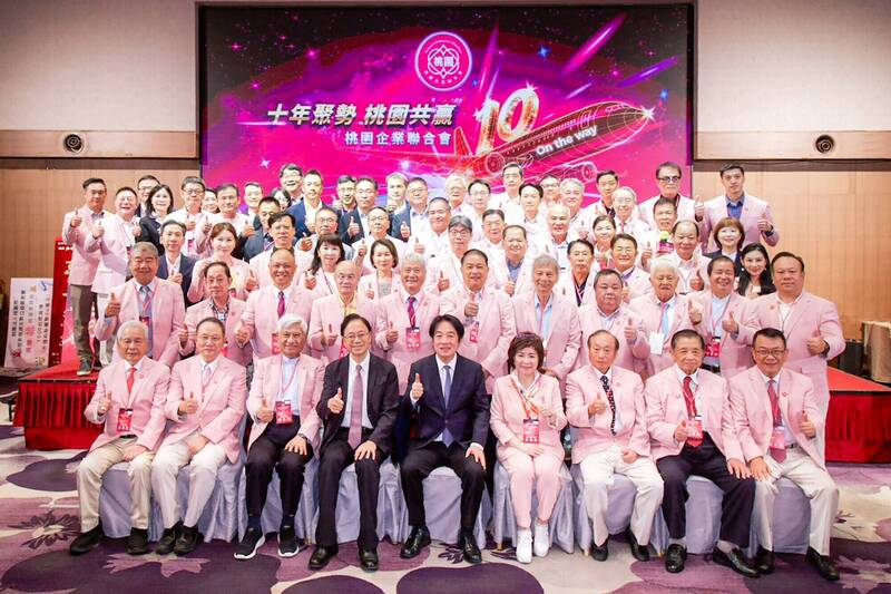 賴清德總統（前排右五）、桃園市長張善政（前排左四）今晚出席「桃園企業聯合會舉辦10週年慶暨理事長交接典禮」。（桃園市政府提供）