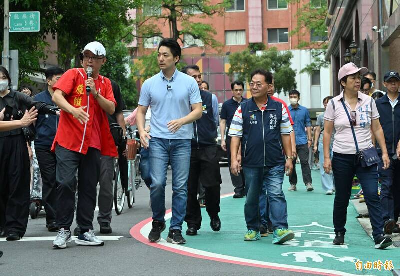 蔣萬安視察師大商圈蹲地摸馬路!疑揮手趕官員「別擋鏡頭」挨轟作秀