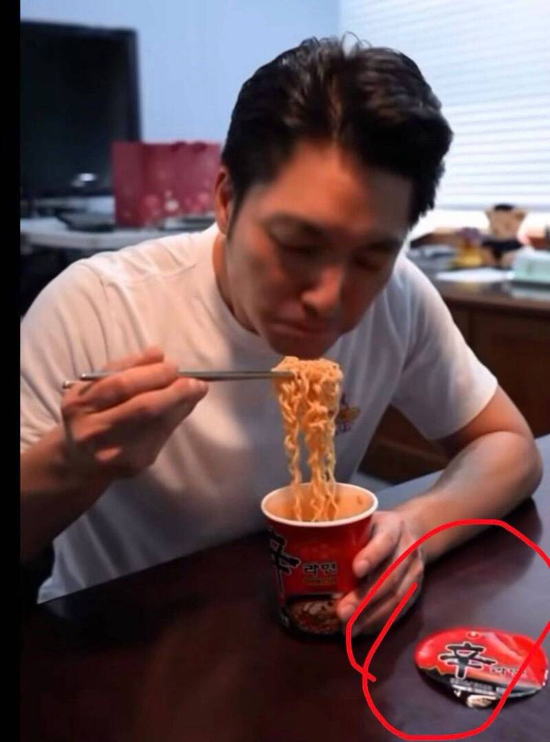 吃泡麵幫台灣隊加油!蔣萬安舊影片被挖出 網:哪有人這樣吃