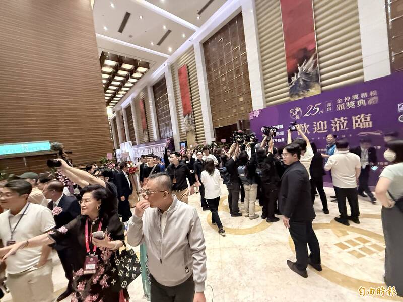 沈伯洋出席「金仲獎」晚會與蔣擦身而過 再現洋流排隊合照