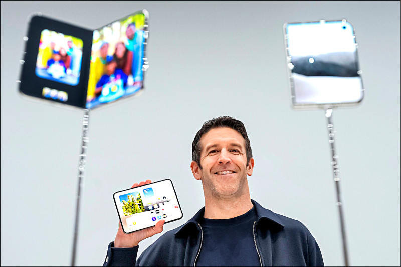 中英對照讀新聞》Foldable Phones Are Unpopular. Why Is Apple Selling One? 折疊機又不受歡迎,蘋果幹嘛要出?