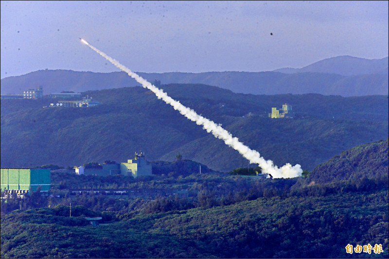 九鵬基地實彈射擊 陸射劍二飛彈 展現反制戰力
