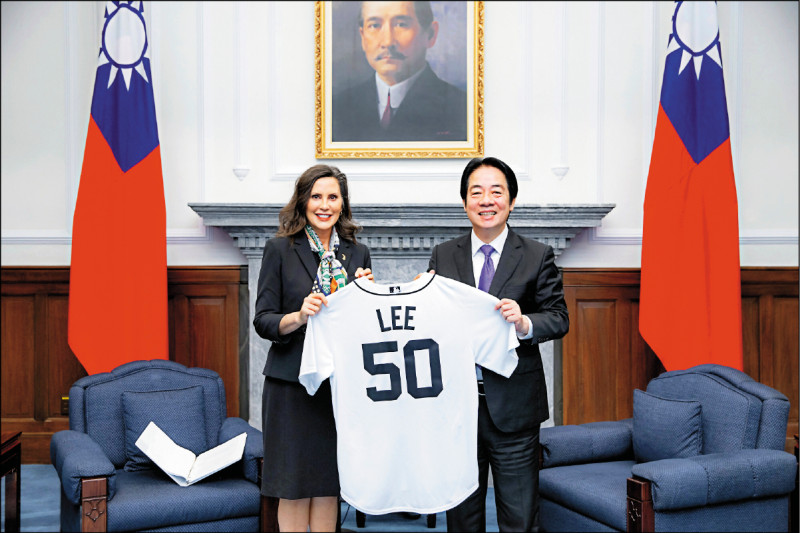 美密西根州長訪台 送總統李灝宇球衣