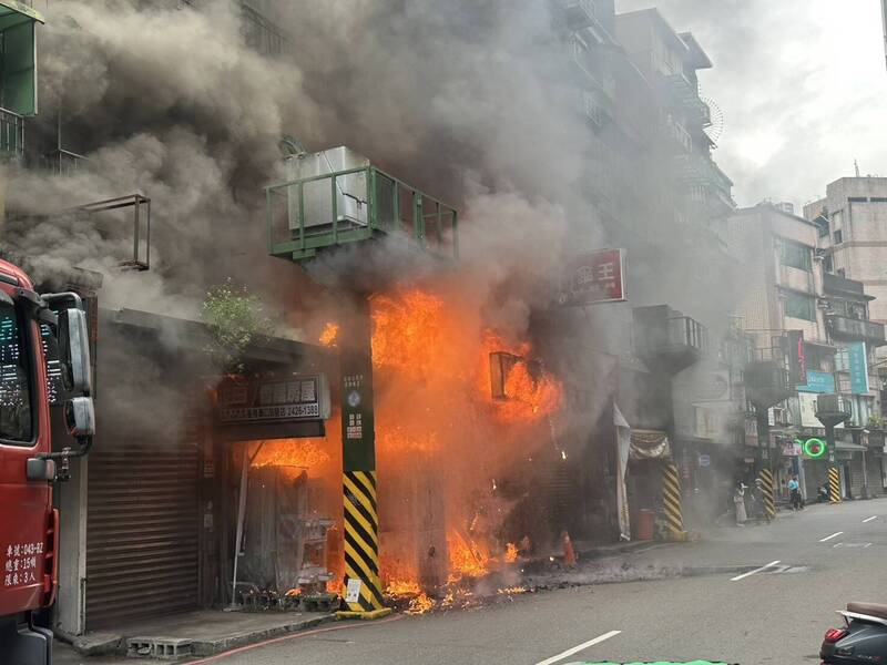 基隆廟口夜市早餐店起火 傷亡情形不明