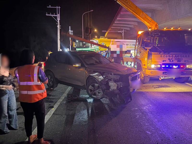 26歲女駕駛租賃車左轉台61線撞護欄 四肢受傷送醫