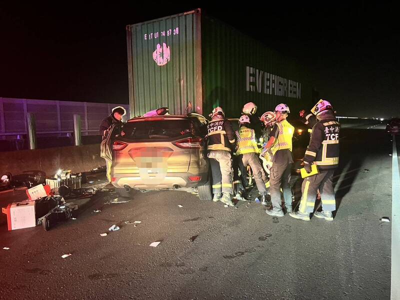 西濱深夜驚魂!轎車「插入聯結車底」毀如廢鐵 駕駛搶救4小時不治