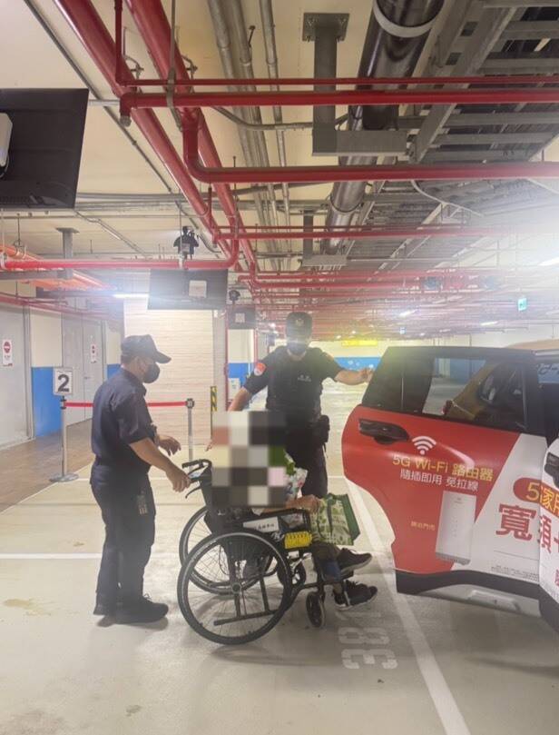 「忘了回家的路」婦人迷途高雄車站 捷警暖心舉動網讚爆