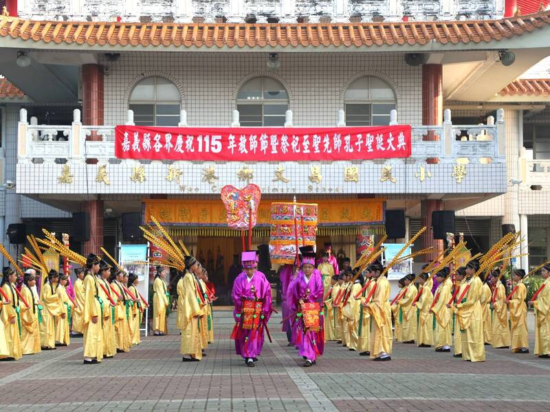 迎教師節!嘉義縣文昌國小古禮祭孔 翁章梁發「智慧筆糕」
