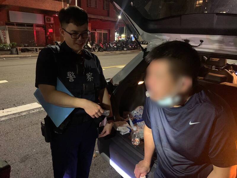 高雄多元計程車司機毒駕車禍 乘客受傷送醫、路邊2車毀損