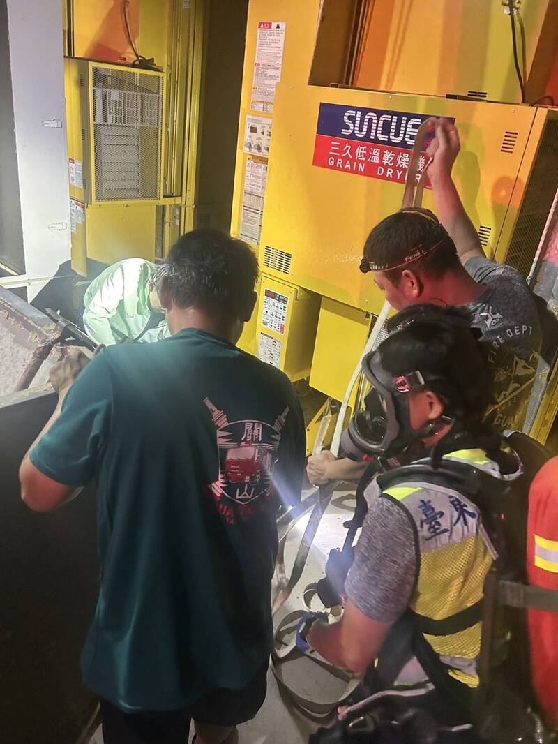 警义消在狭窄通道还充满有毒气体中将男子吊挂出。（民众提供）