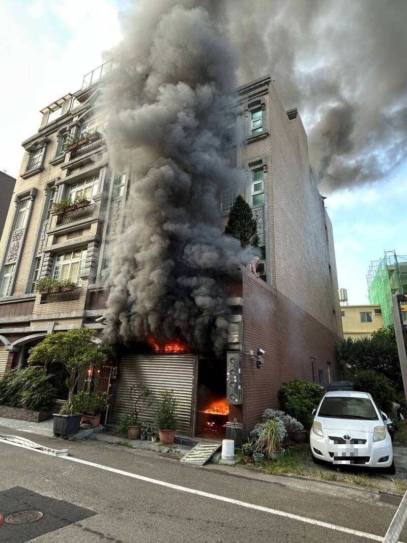 竹北住宅清晨火警 119空中指導「關門阻煙」合力救出4人