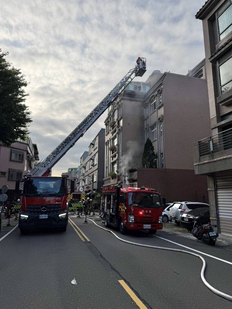 新竹县竹北市区今早发生住宅火警，在119执勤人员电话引导下，4名受困者成功被「地面」救灾部队救出。（竹县府消防局提供）
