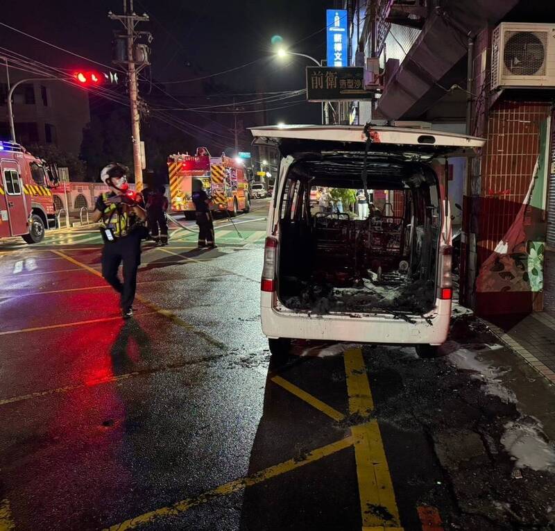 箱型車幾乎付之一炬。（民眾提供）