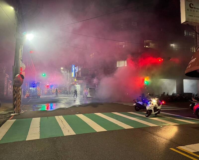整個路口瞬間被煙霧籠罩。（民眾提供）