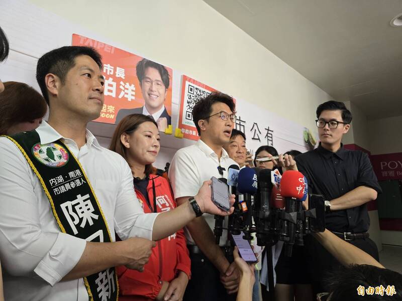 蔣萬安全英文受訪卡關?沈伯洋秒答「政黨傾向」英文 緩頰道:內容才是重點