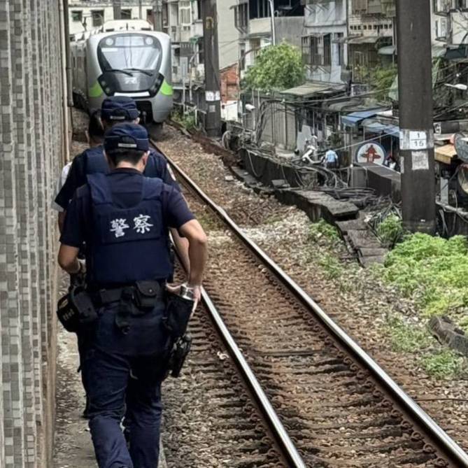 铁路警察局七堵派出所接获报案后迅速派员赶赴现场，将黄男逮捕后带回派出所侦办。（民众提供）