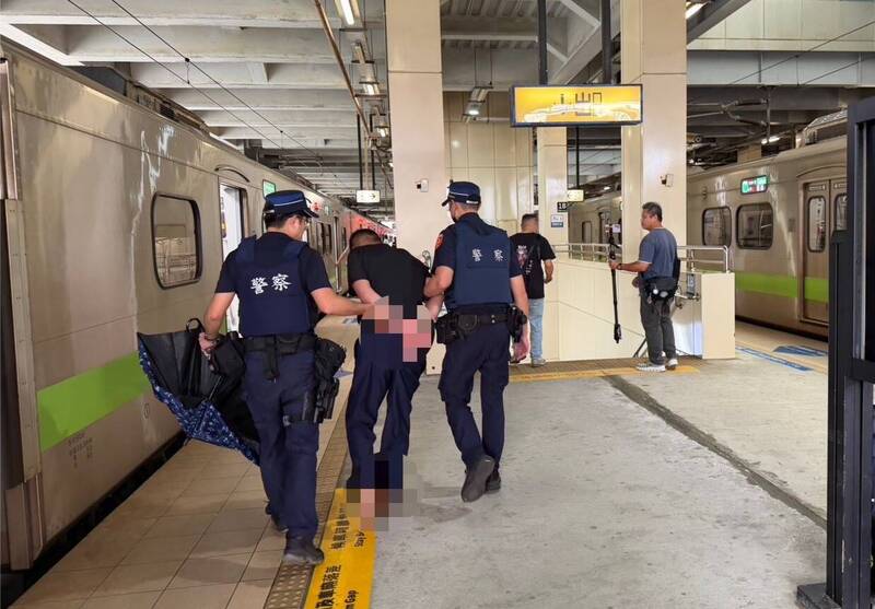 铁路警察局七堵派出所警员逮捕黄男后，将他带回派出所侦讯厘清犯案动机。（民众提供）