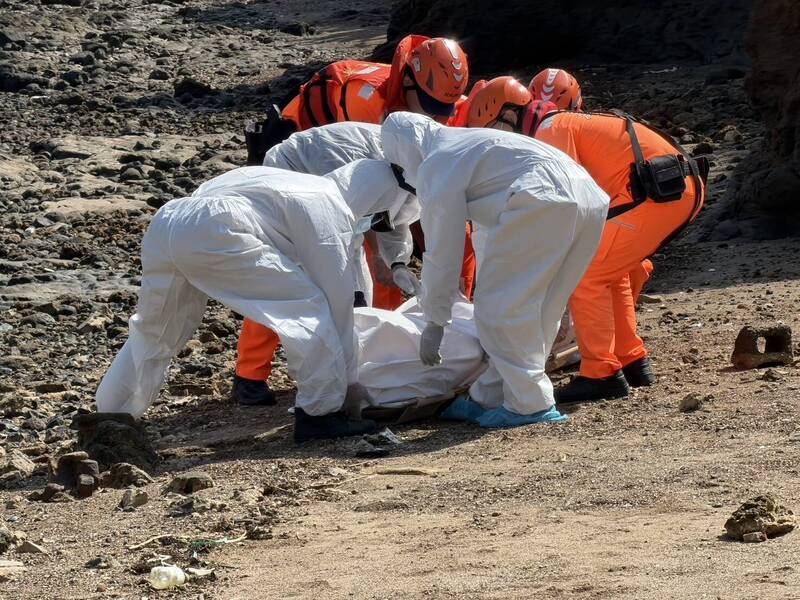 安检与警消人员，协助将遗体送往菊岛福园冰存。（民众提供）