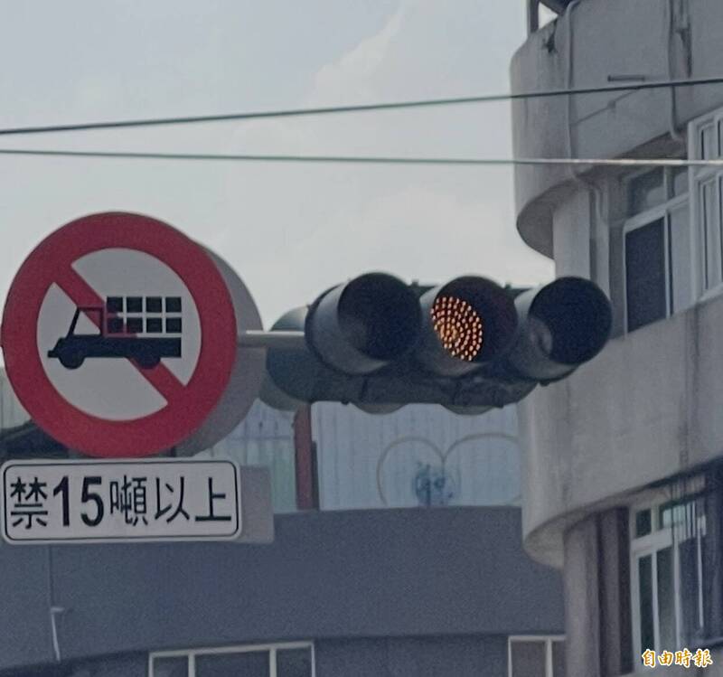 黃燈到底該衝還是停?高雄警方公布正確做法