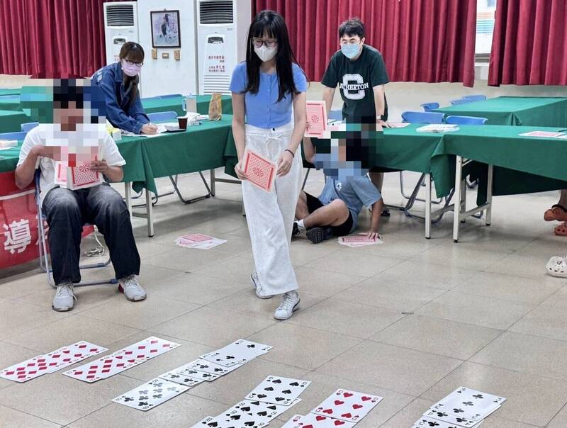 高市少年队推亲子理财课，桌游结合理财与防诈。（高市少年队提供）