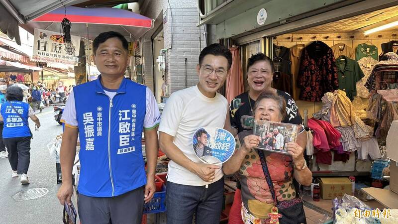 江啟臣東勢本街市場拜票!86歲鐵粉阿嬤挺「更上一層樓」