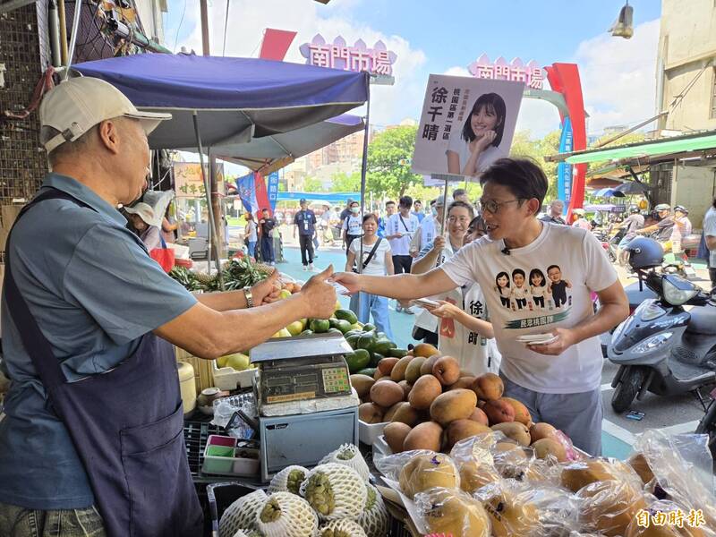 黃國昌桃園市場拜票 強調地方選舉民眾黨拚28席有信心