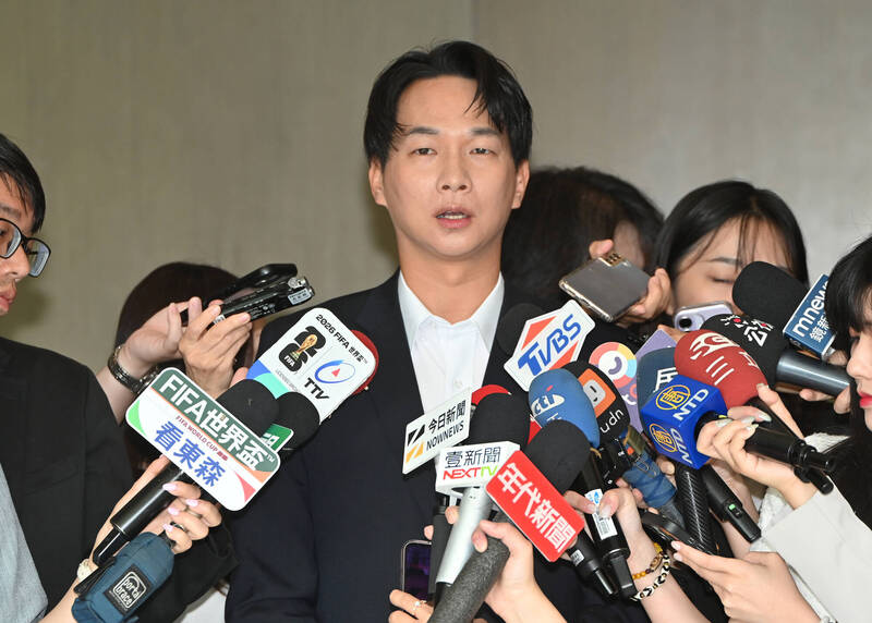 蔣萬安哈佛英文演講卡詞挨酸 白營小雞還原現場嗆「雞腸鳥肚」