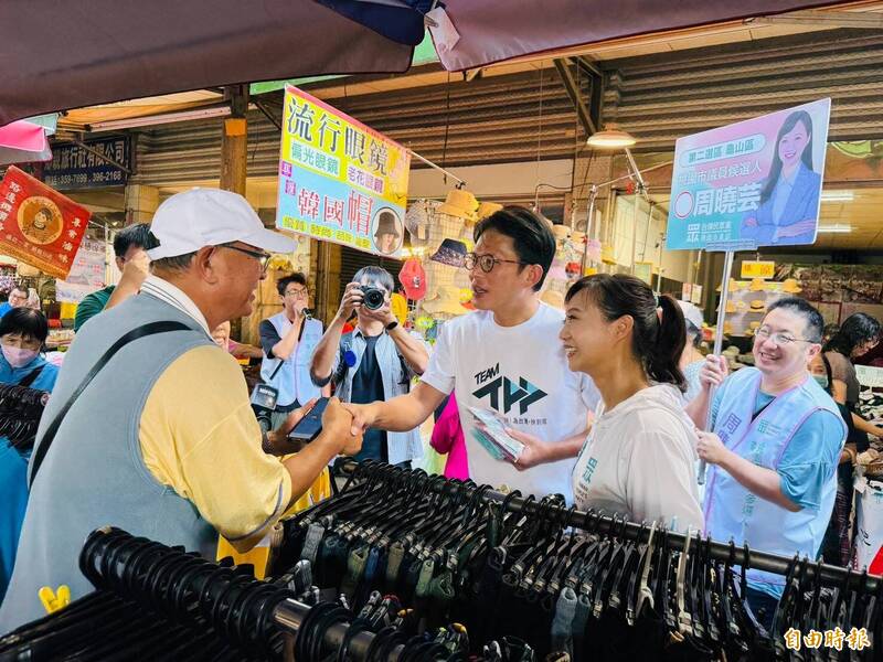 黃國昌龜山輔選 陪議員選將周曉芸掃市場、里長座談