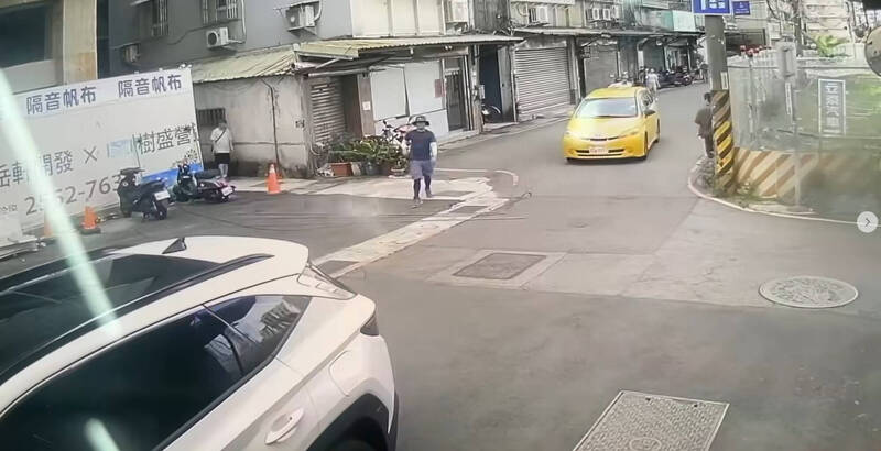 新店工地高空突墜「六支鋼筋」 路人驚險躲死劫
