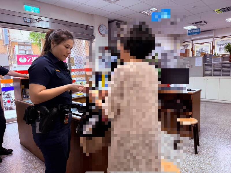 婦搭小黃遺落紀念亡夫項鍊 暖警+熱心運將讓她破涕為笑