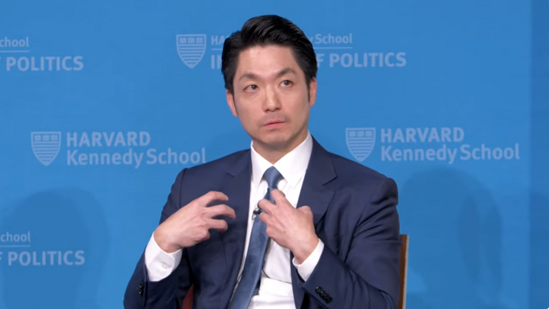 3段影片一次看!蔣萬安哈佛演講問答頻卡詞 中英文夾雜挨諷晶晶體