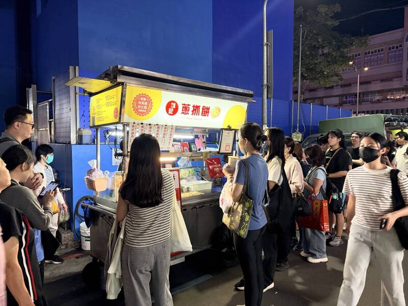 洋流持續發酵！公館夜市蔥抓餅「沈伯洋套餐」7點就完售
