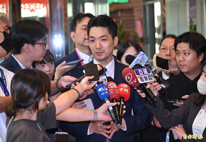 蔣萬安英文問答卡頓?小原惠文:死守留學精英人設失禮觀眾