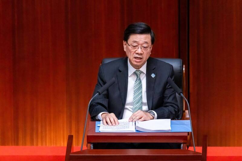 「講稿機?」官媒大讚香港特首逐行念稿 網酸:找不到優點了嗎
