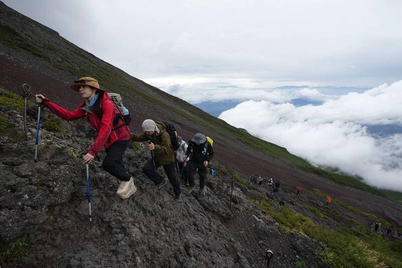 富士山封山期山難頻傳!靜岡縣強制遞登山申請書 違者最高罰1萬