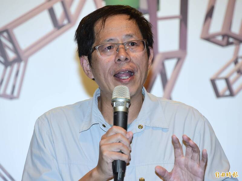 登山背包忘了拿急折返!高鐵站電扶梯慘摔 劉克襄發文:犯了低級錯誤