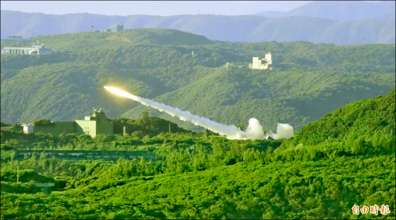 國軍精準彈藥射擊 共軍無人機外海窺伺