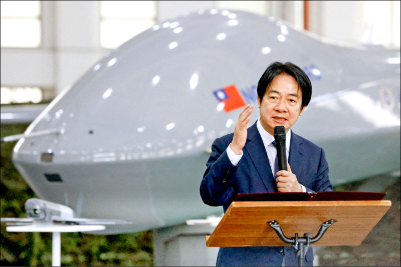 總統賴清德昨親臨屏東九鵬基地視導表示，國軍將攻擊無人機納入聯合作戰演練，代表國軍因應現代戰爭型態，正加速提升整體戰力。（路透）