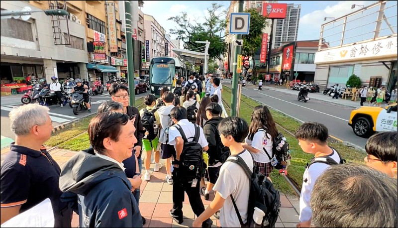 高雄輕軌變校車 3班「打點車」學生讚爆