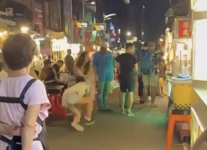 六合夜市兩女當街爭吵影片瘋傳 警:最高可罰1.8萬
