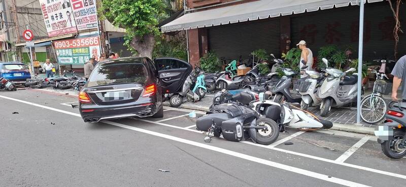 台中毒酒駕雙飆「狂掃28車」 賓士車飄移暴撞釀4傷