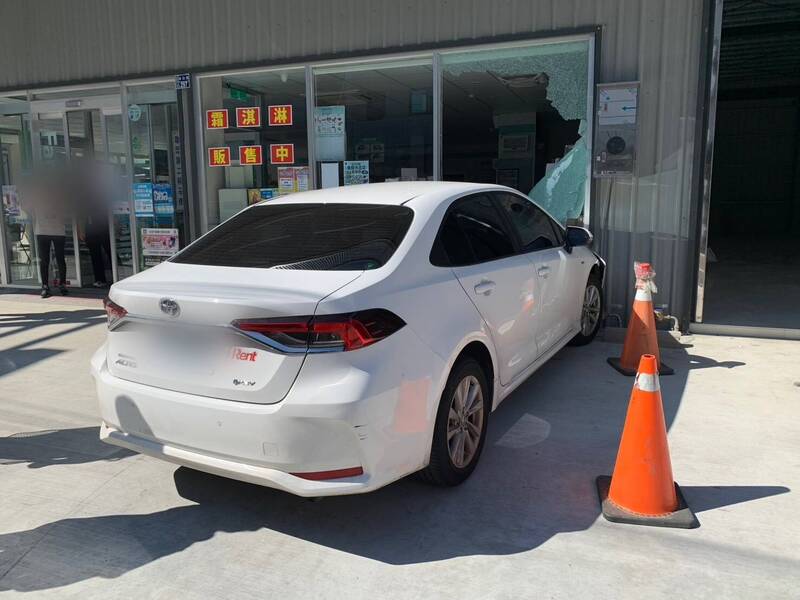 疑起步踩錯油門! 苗栗轎車暴衝撞進超商